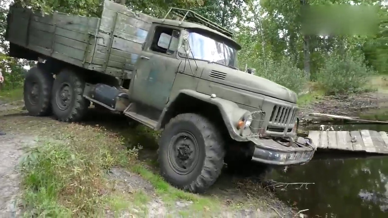 俄罗斯退役卡车，水潭越野，水深1米+，一点也不怂