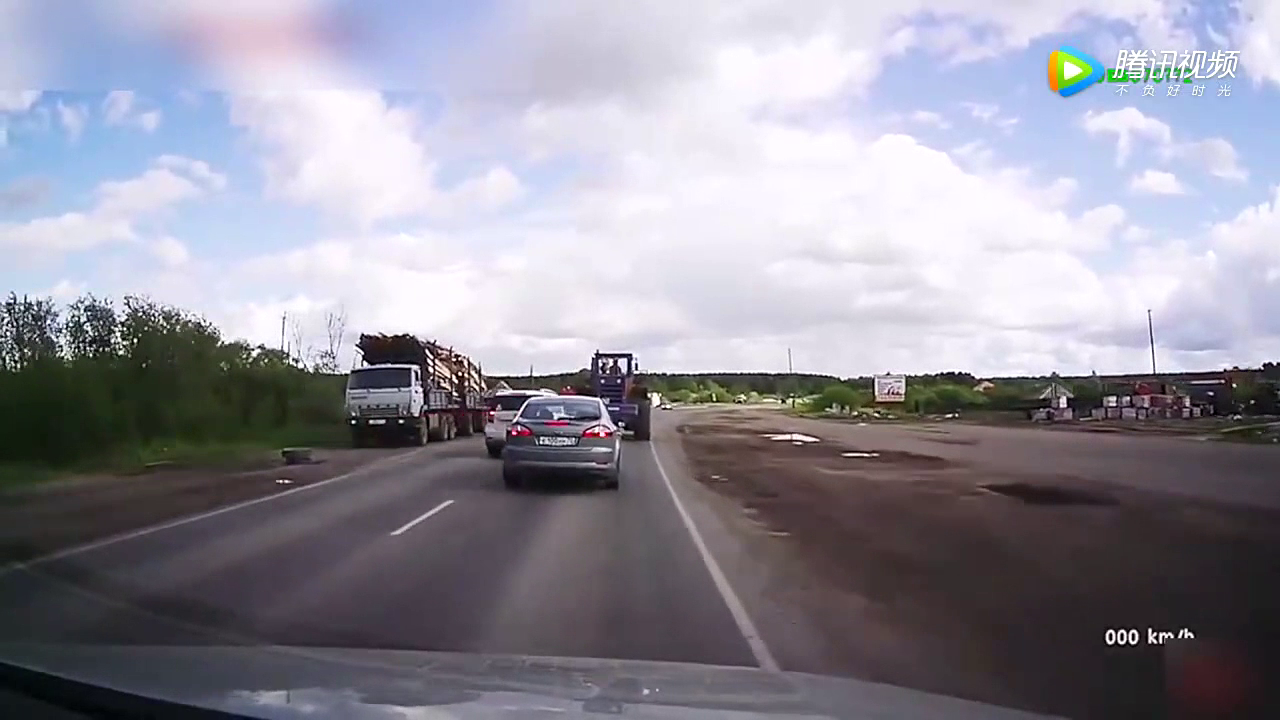 小车超车未遂，直冲大卡车，司机性命不保