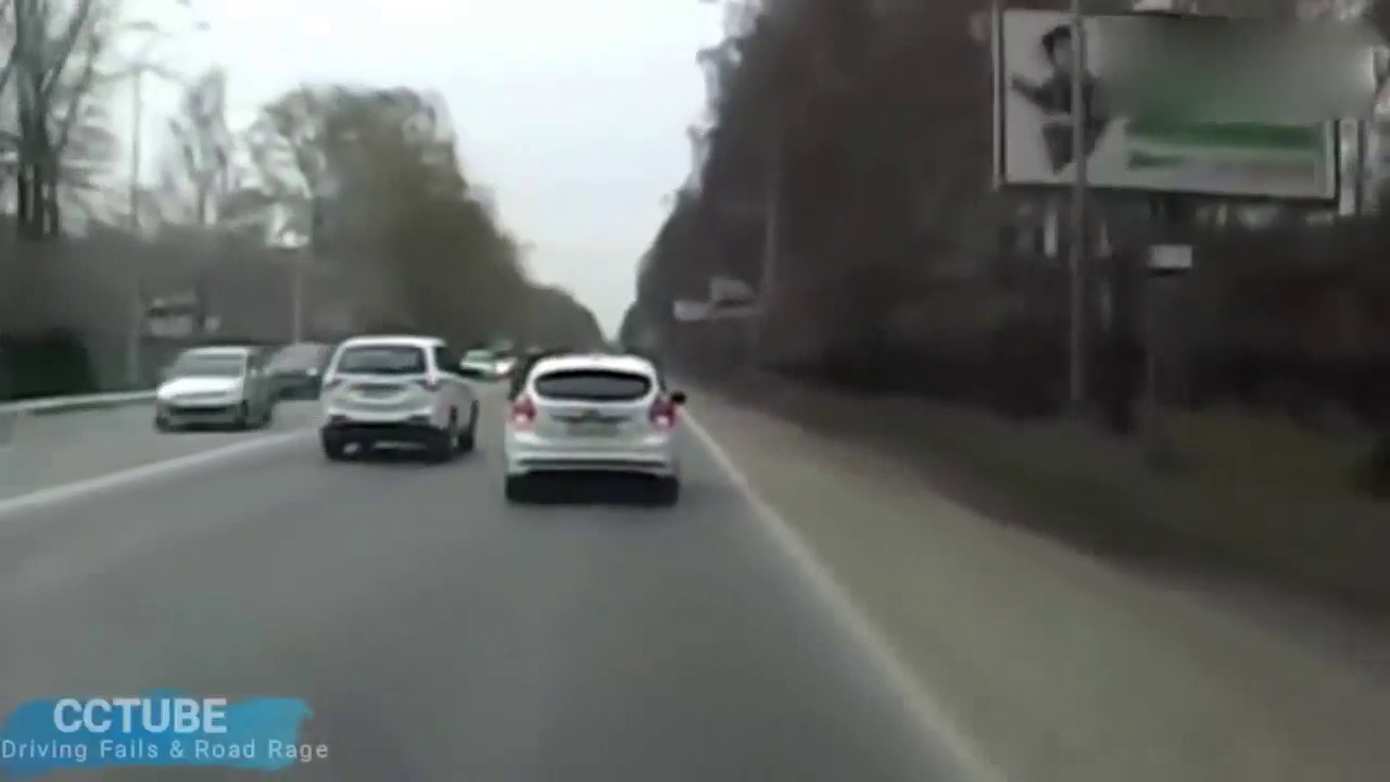 出租车来不及避让，直接撞上前方车辆