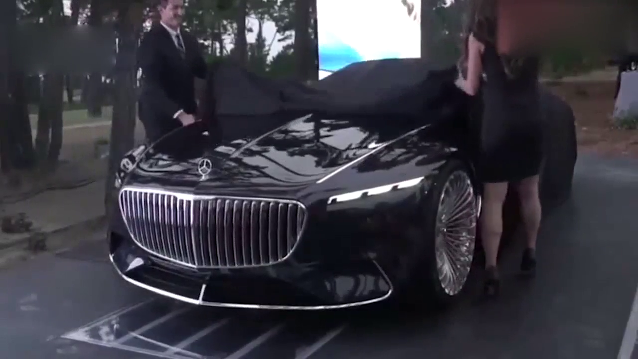 土豪订购的奔驰迈巴赫敞篷跑车到货，拉开遮车布才知道什么叫豪华