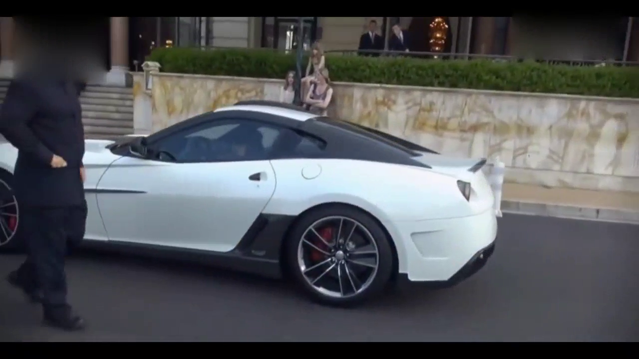 价值五百万法拉利跑车，车主下车的那一刻一群大汉跑来服务！