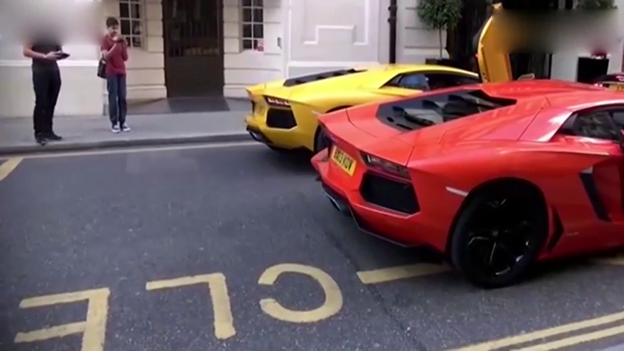 两辆兰博基尼跑车街头相遇，这真是你厉害我比你更牛！