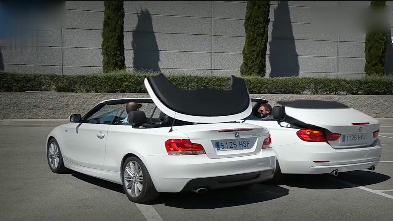 两辆宝马跑车同时按下变形键，厉害了！