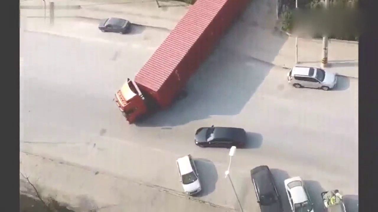 什么才叫真技术，看老司机大秀技术把超长大卡车如何到车劲巷子