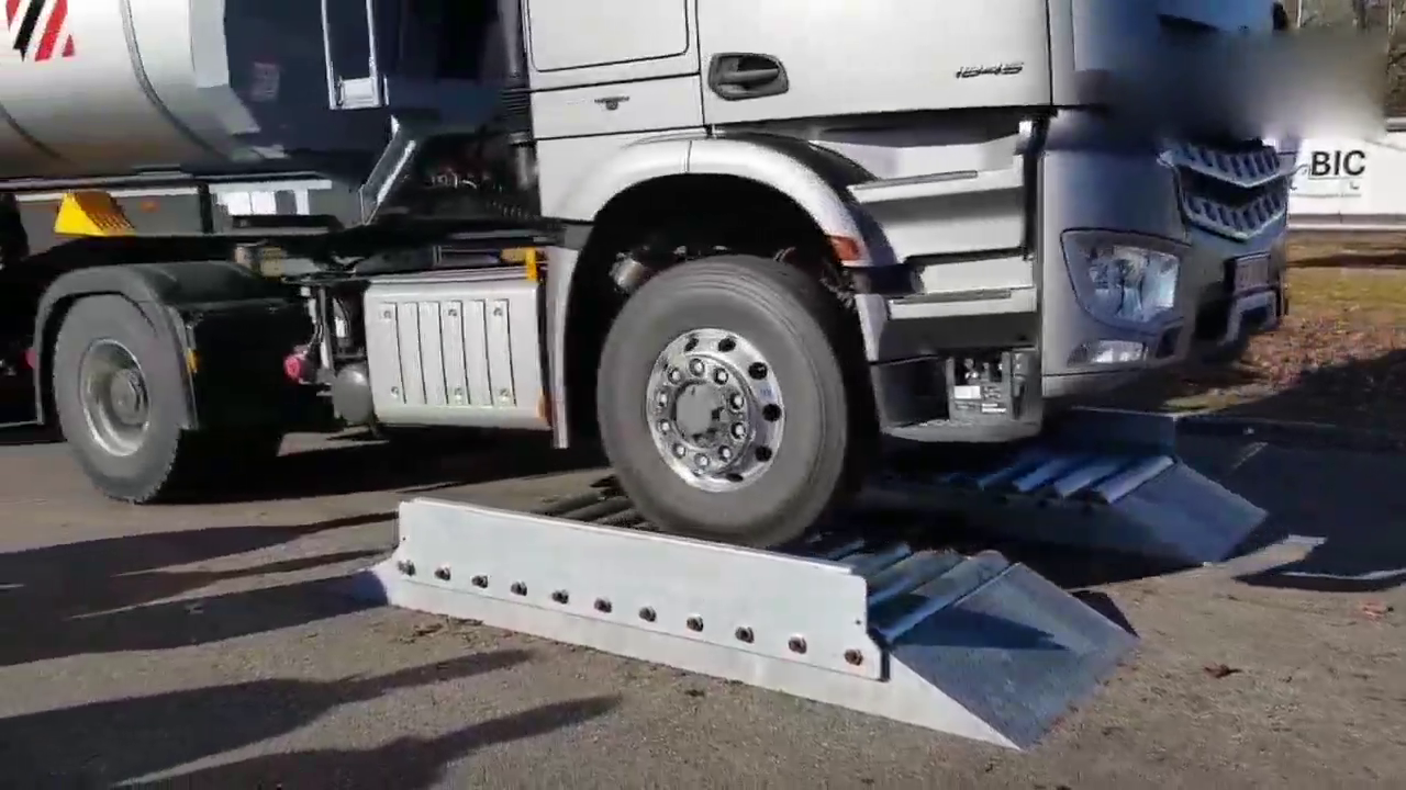 奔驰卡车后轮打滑, 当发动机转速超过1200, 液压马达驱动前轮