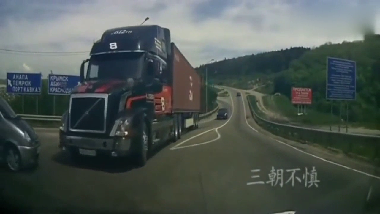 大卡车一直按喇叭，女司机毫不理会，直接撞上了