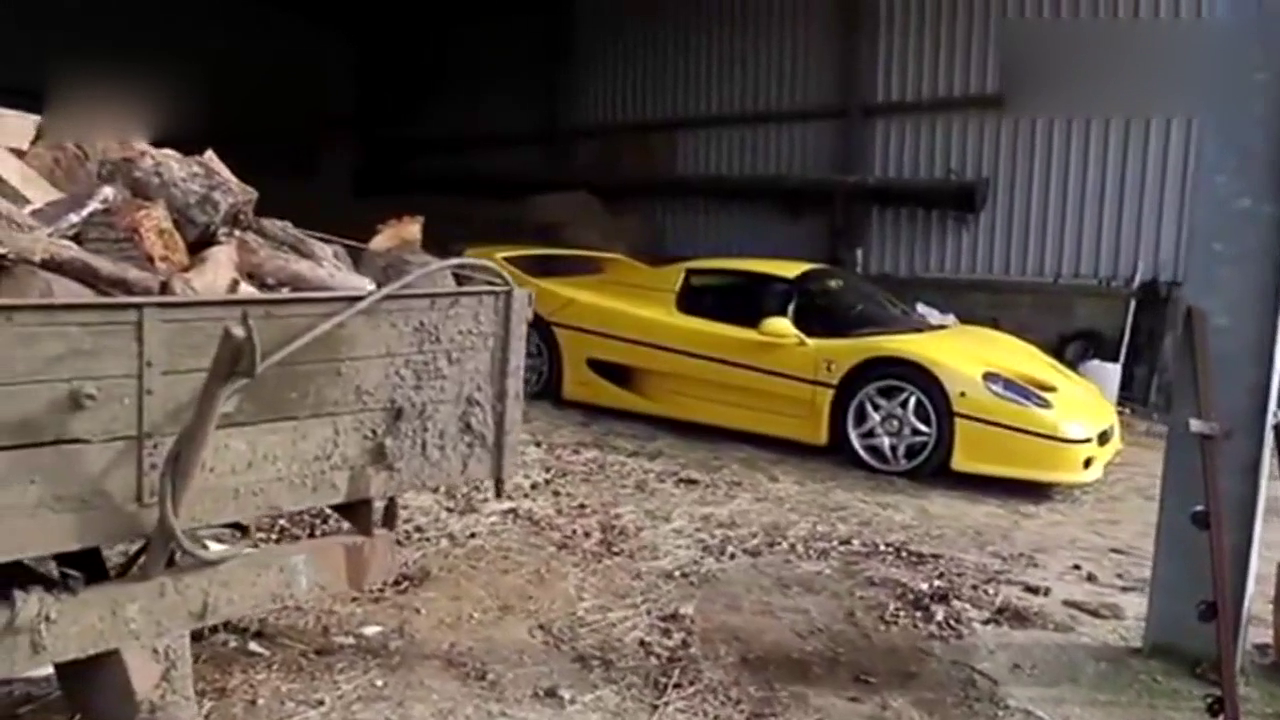 法拉利跑车飞沙走石 有钱人真敢玩！