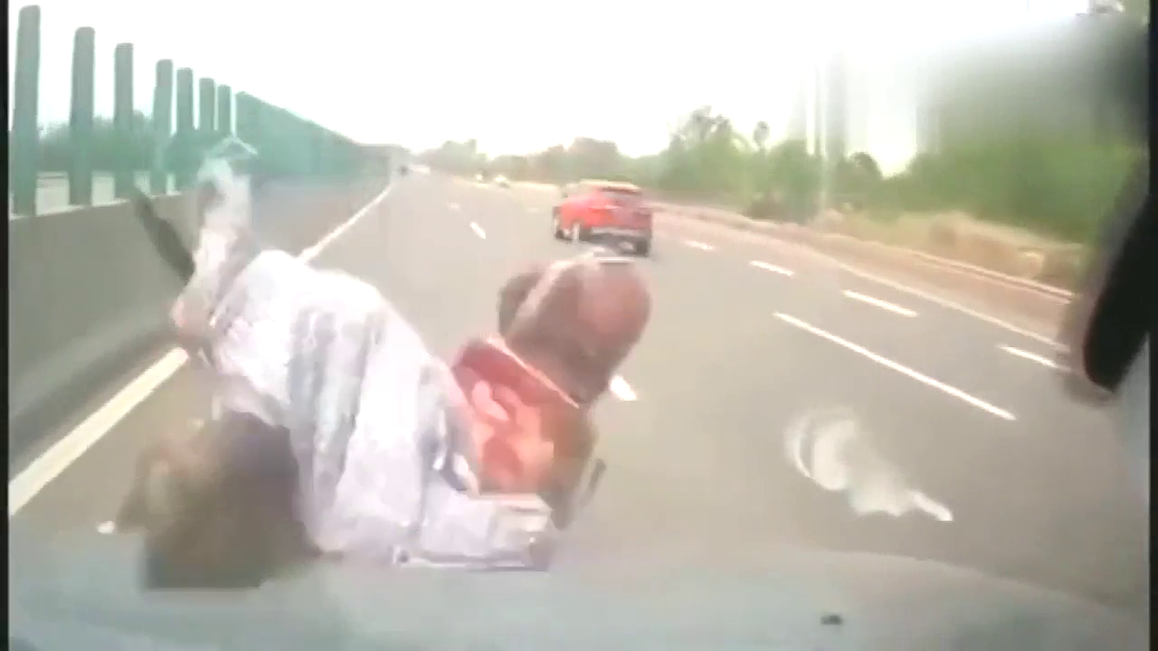 大爷求死终于被死神带走，骑电动车在高速上逆行，轿车没有惯着他