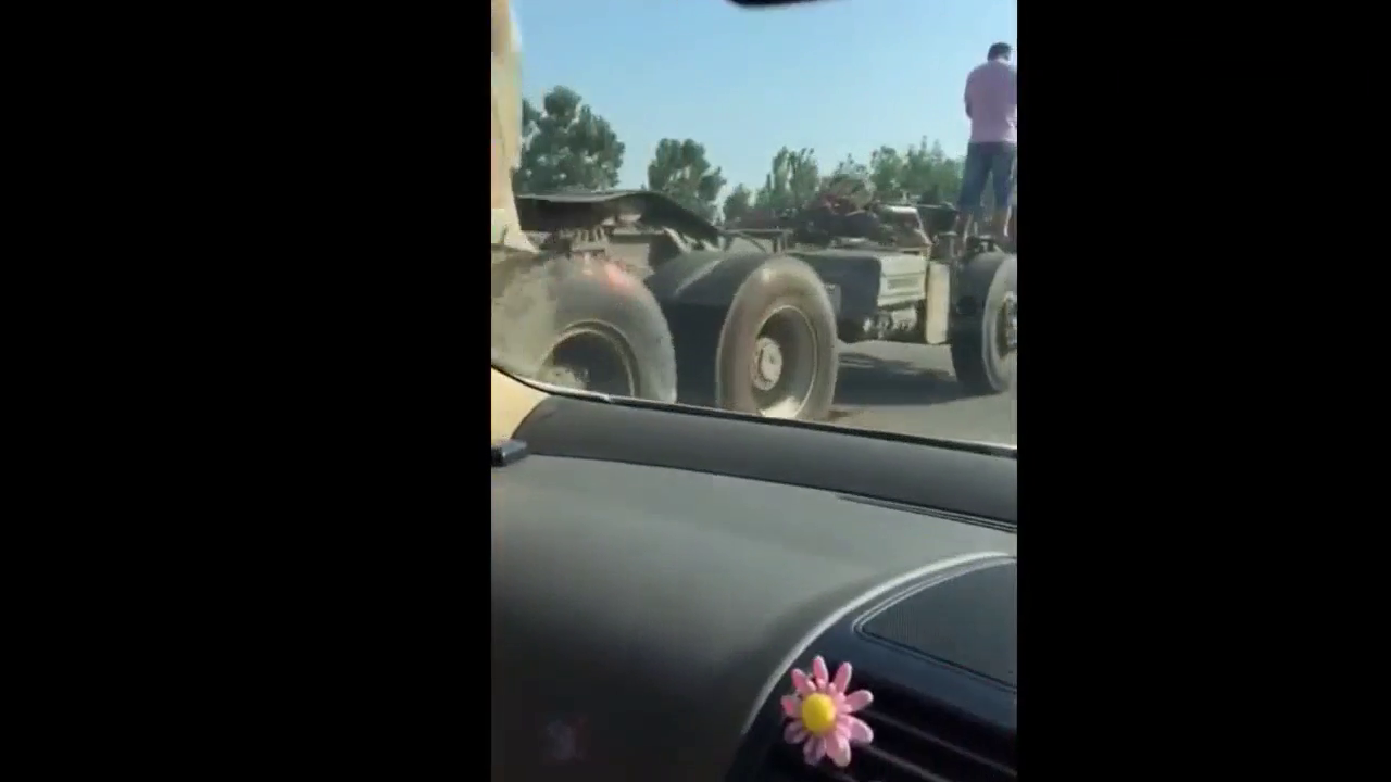 大卡车的车头都被撞没了，还能淡定的开