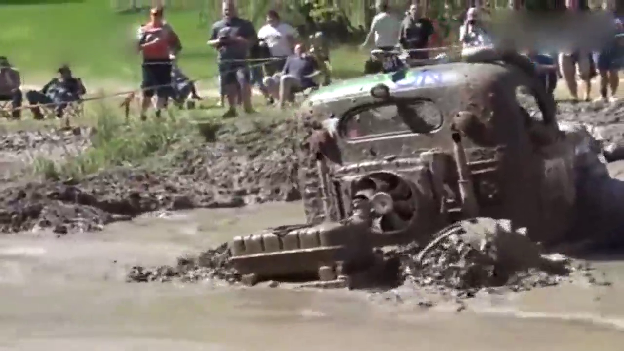 牛人把卡车全改装了，玩起越野比陆巡还猛！