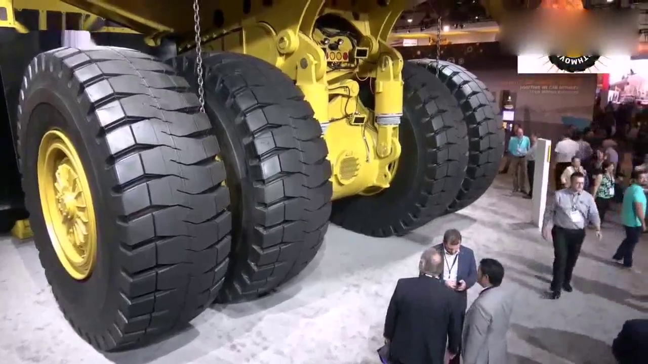 有点恐怖 车展实拍超级重卡轮胎比人高