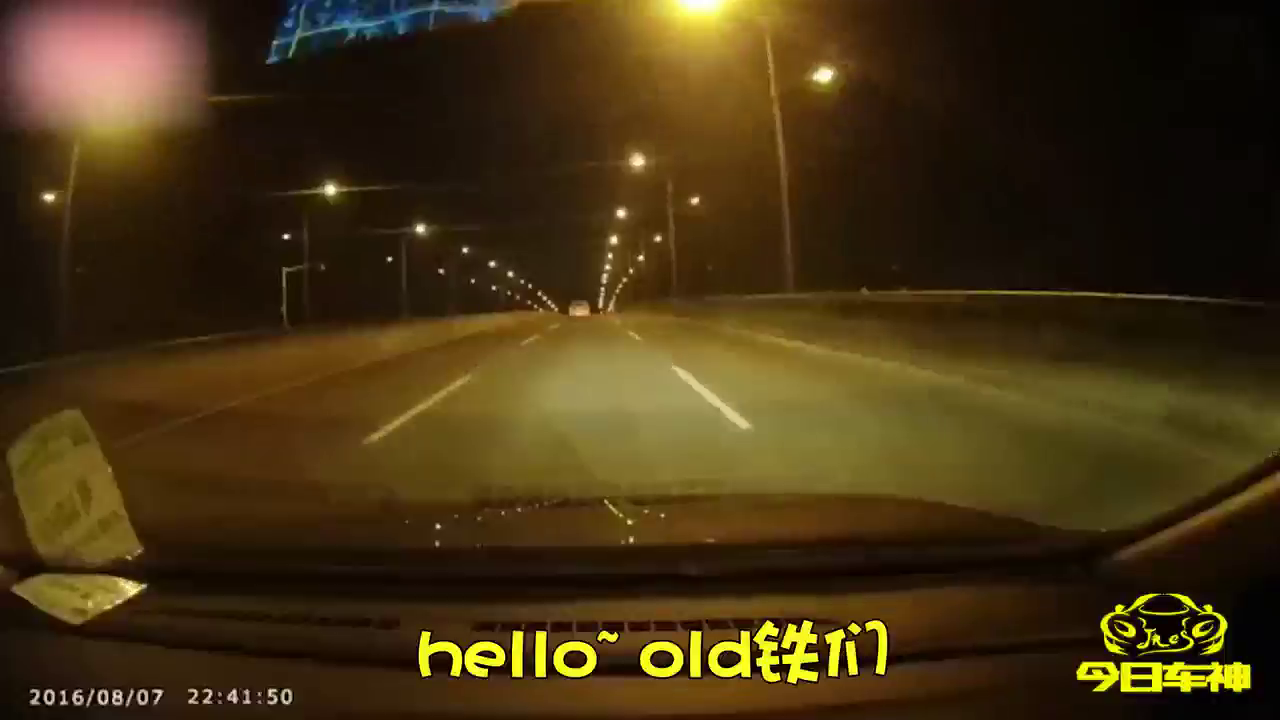 电动车抢道大货车，被刮倒差点出人命！