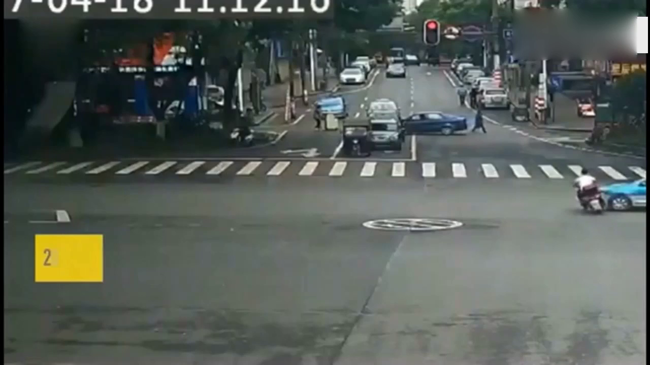 电动车闯红灯，出租车抢黄灯，接下来的一幕太完美了