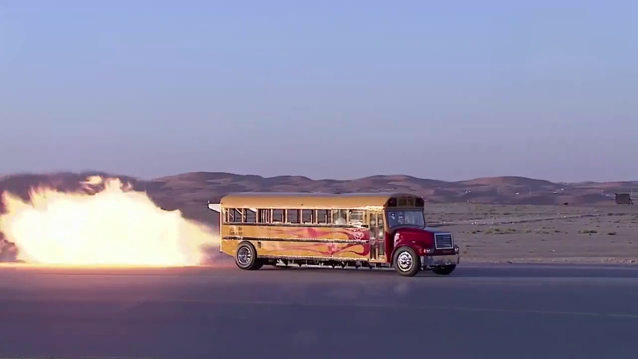 百公里加速1秒校车，最高时速600公里，看到排气筒跑车们完败