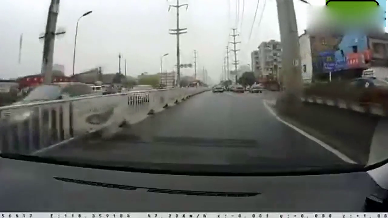 老司机恶整路怒出租车，弄得出租车彻底没脾气，绝了！