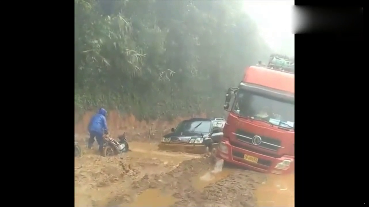 丰田陆巡深坑中脱困，旁边的大卡车瞬间傻了