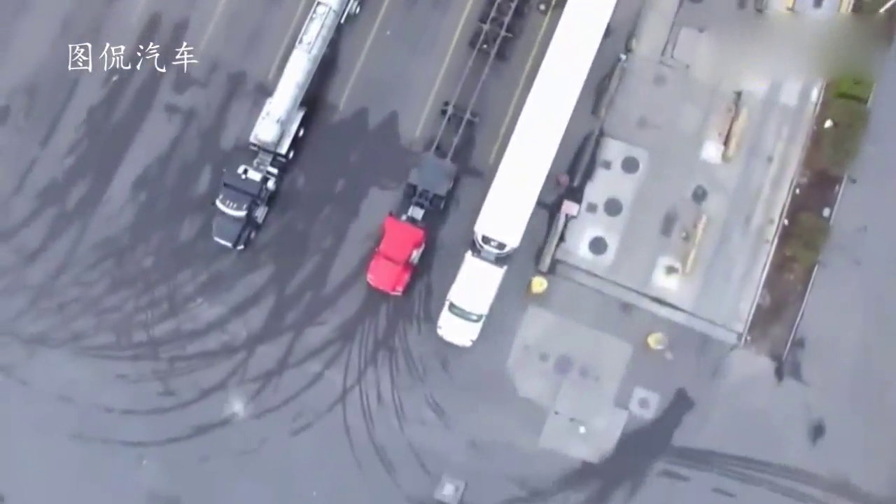 老司机来探讨下，这辆卡车到底还能不能倒的进去！都快急死我了！