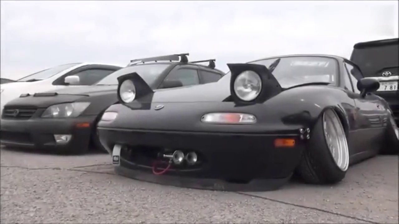 老款跑车改成这样也真是厉害，路上怎么跑？