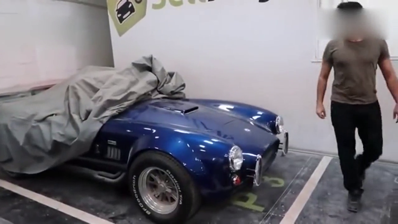 土豪亮相收藏的复古跑车，进入车库，掀开车布太酷了!