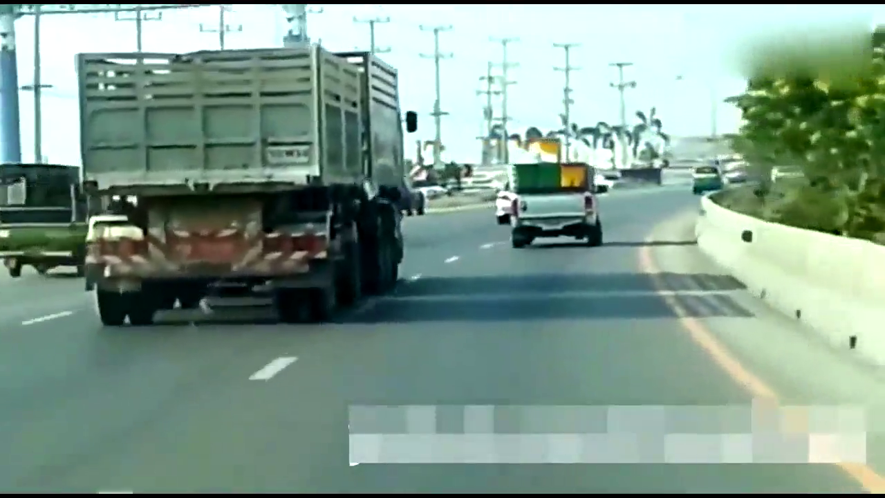 丰田皮卡恶意别车，可惜它碰到了会甩尾的沃尔沃卡车