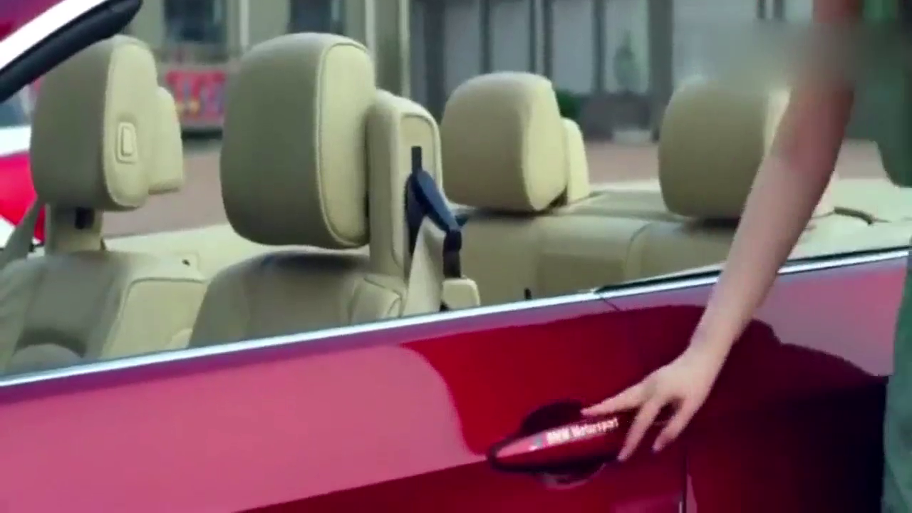 美女老师开百万敞篷跑车去学校，遇到下雨天尴尬了！