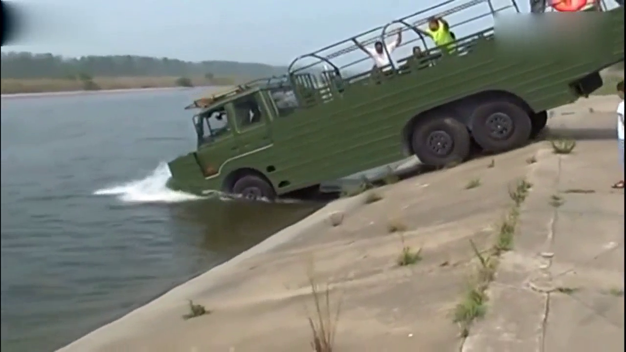 东风六驱水陆两栖越野卡车，水中也能如履平地