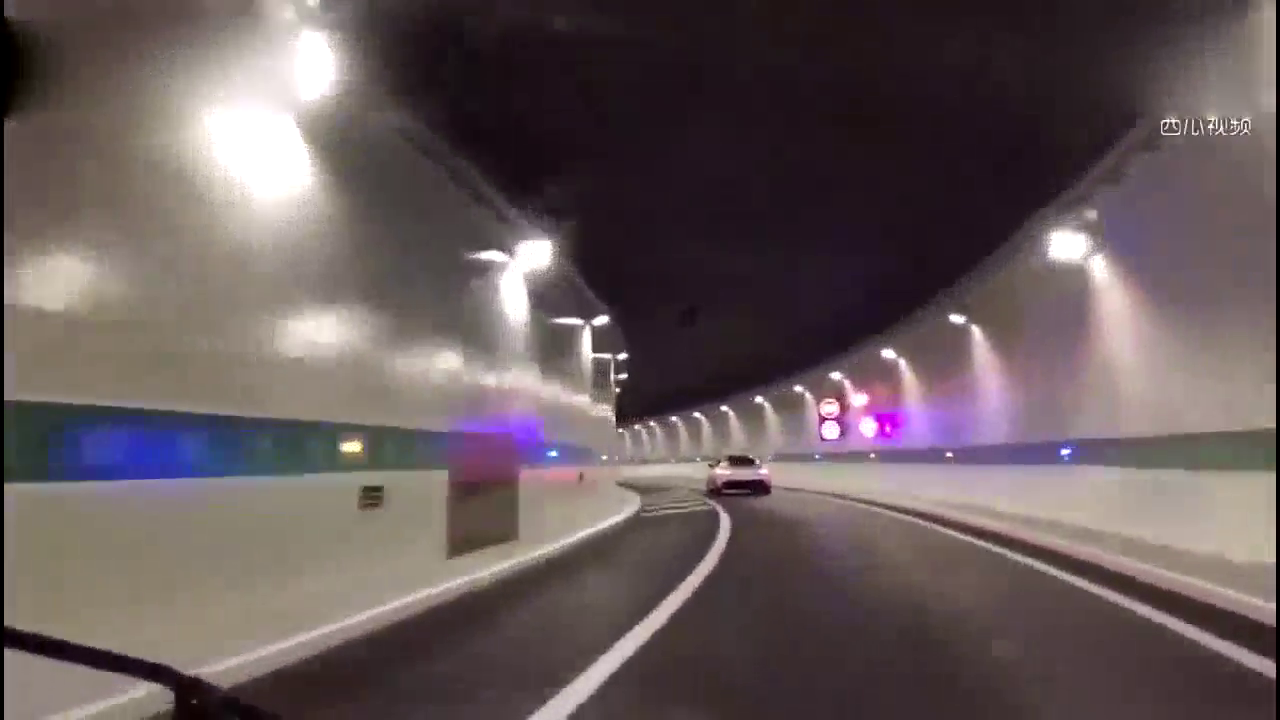 价值200万的捷豹跑车，在路上霸气刚刚开始！