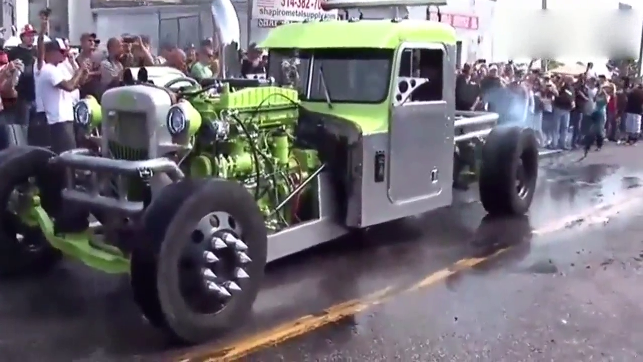 老外把货车改装成跑车 引来一群粉丝围观！