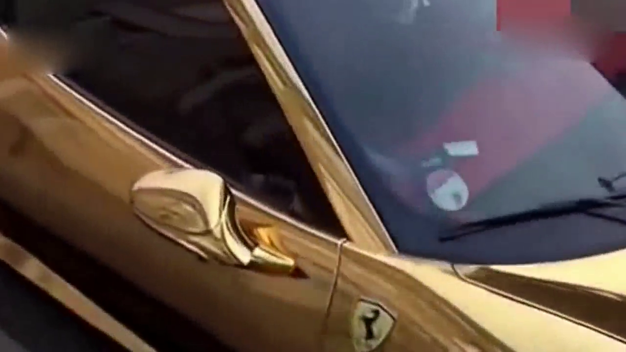 简直太酷了！黄金法拉利458 Spider 敞篷跑车，不想看都不行！