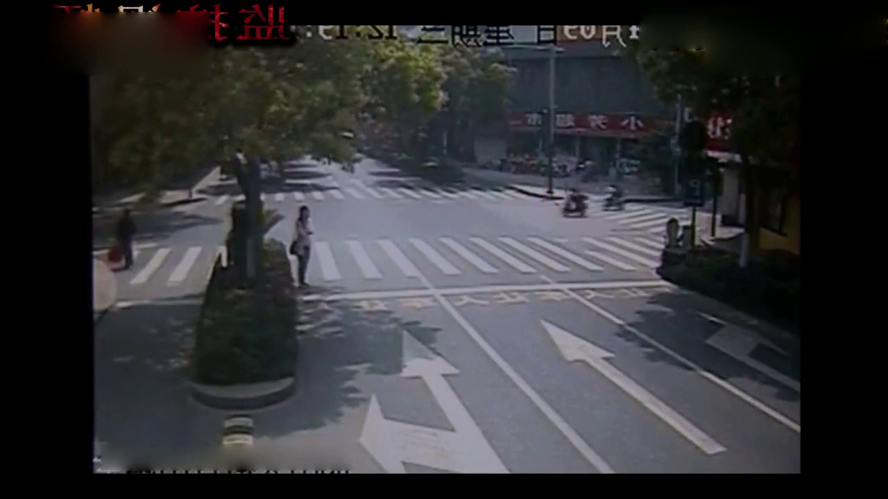 宝马轿车一闪而过，电动车却为此付出惨痛代价