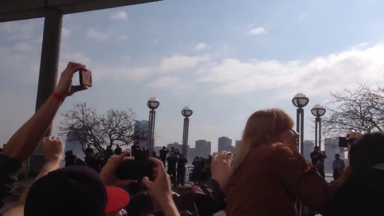 划过空中的跑车引众人围观，落地时却让人心痛