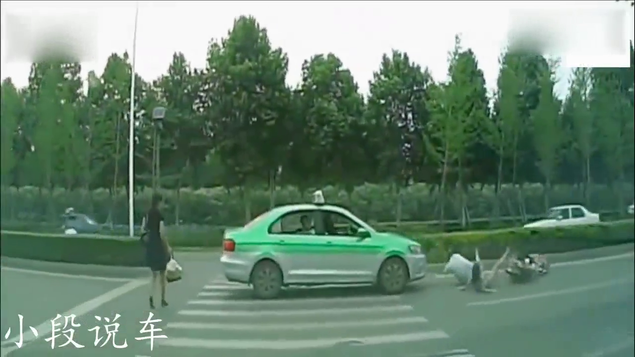 开出租车的司机肯定是野蛮惯了，人行道上撞人，让人太气愤