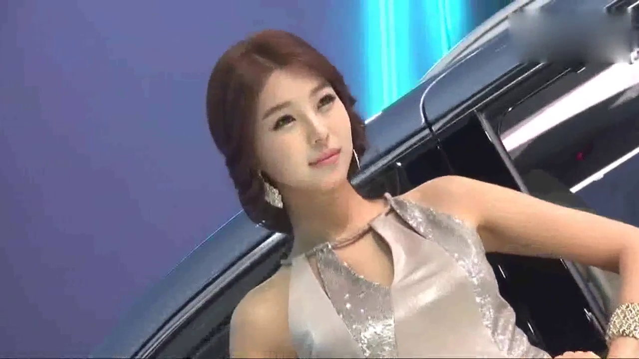 车展上惊现女神车模，观众直呼想娶回家做媳妇