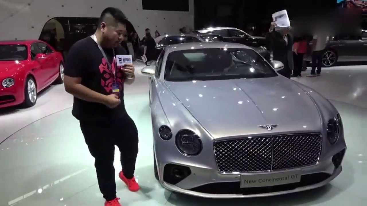 车展工作人员聊全新宾利欧陆GT，看上去比保时捷更帅哦！