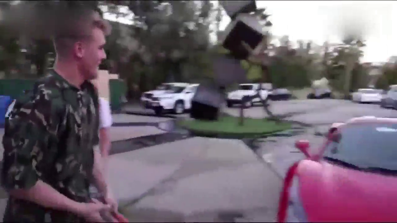 车主为了验证法拉利跑车的质量，3秒后霸气上演！