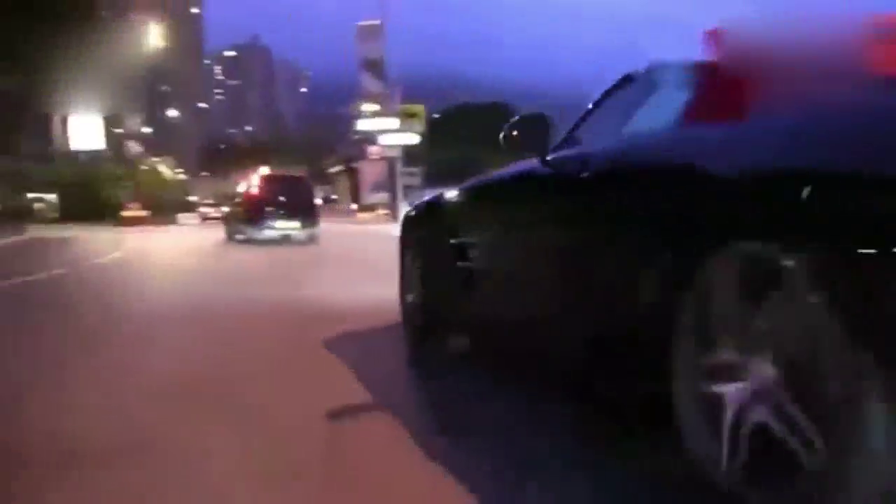 街头豪车聚集堪比车展，跑车的声浪回响这条大街上