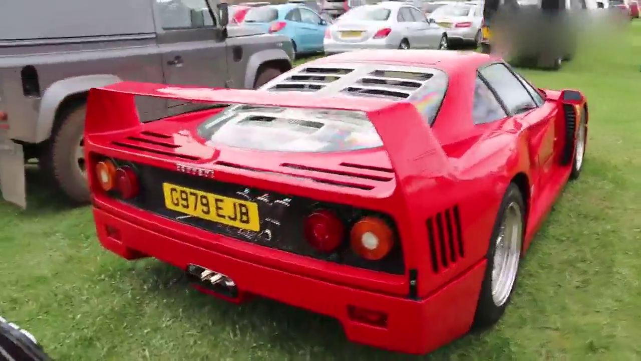 草地上的野马法拉利F40超级豪华跑车