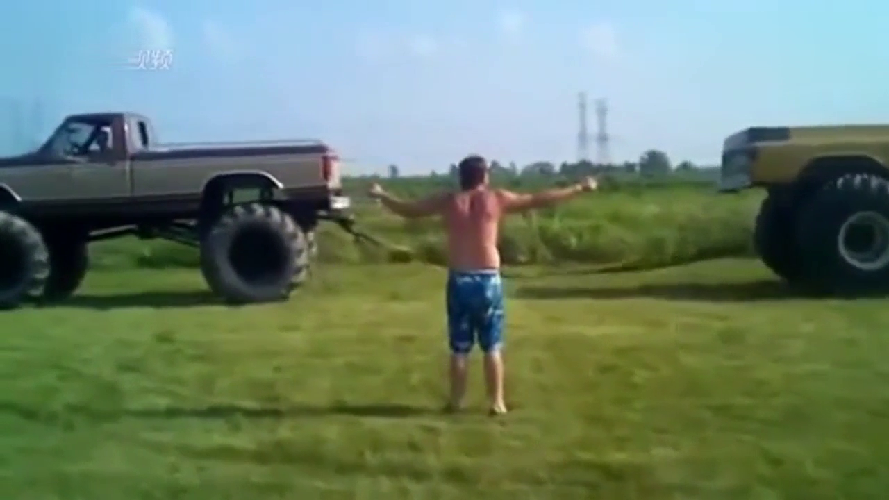 胆小勿看 福特和雪佛兰的卡车拔河比赛