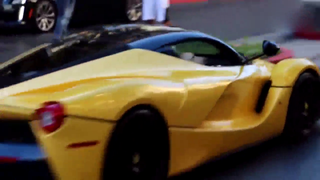 街头遇到一辆法拉利跑车 看到副驾驶后我满满的羡慕