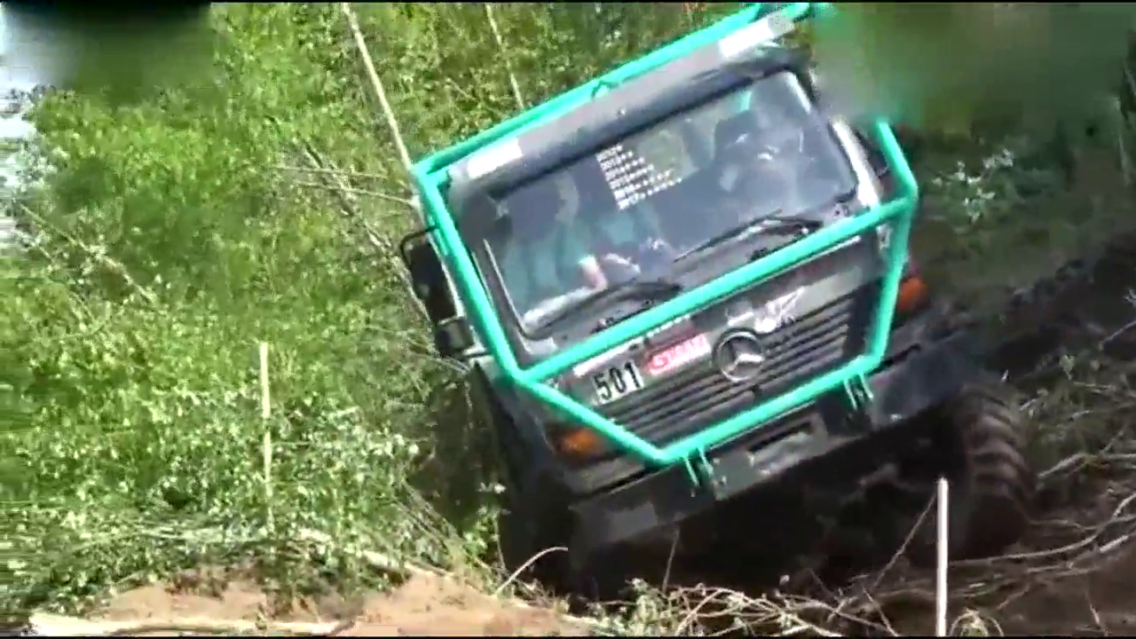 没路的地方也能走出一条路来，这越野卡车就是任性