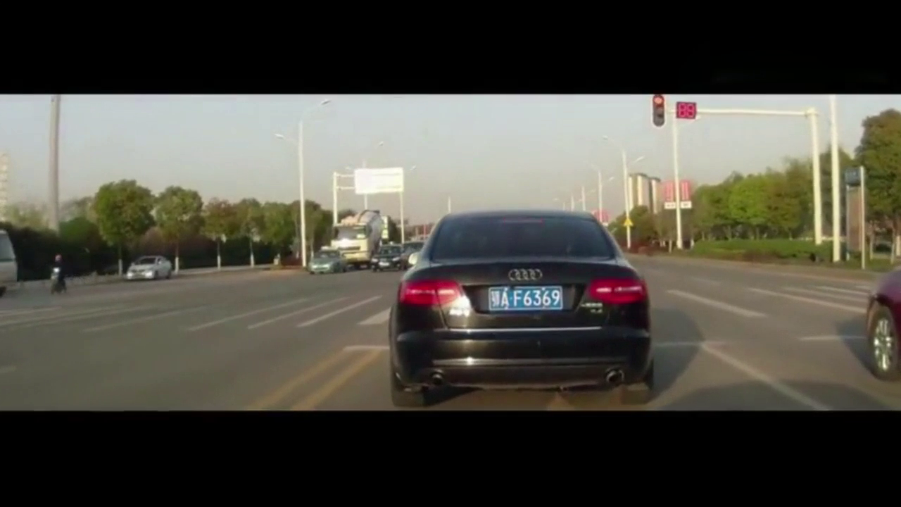 跟着三轮车闯红灯，电动车却被客车撞飞