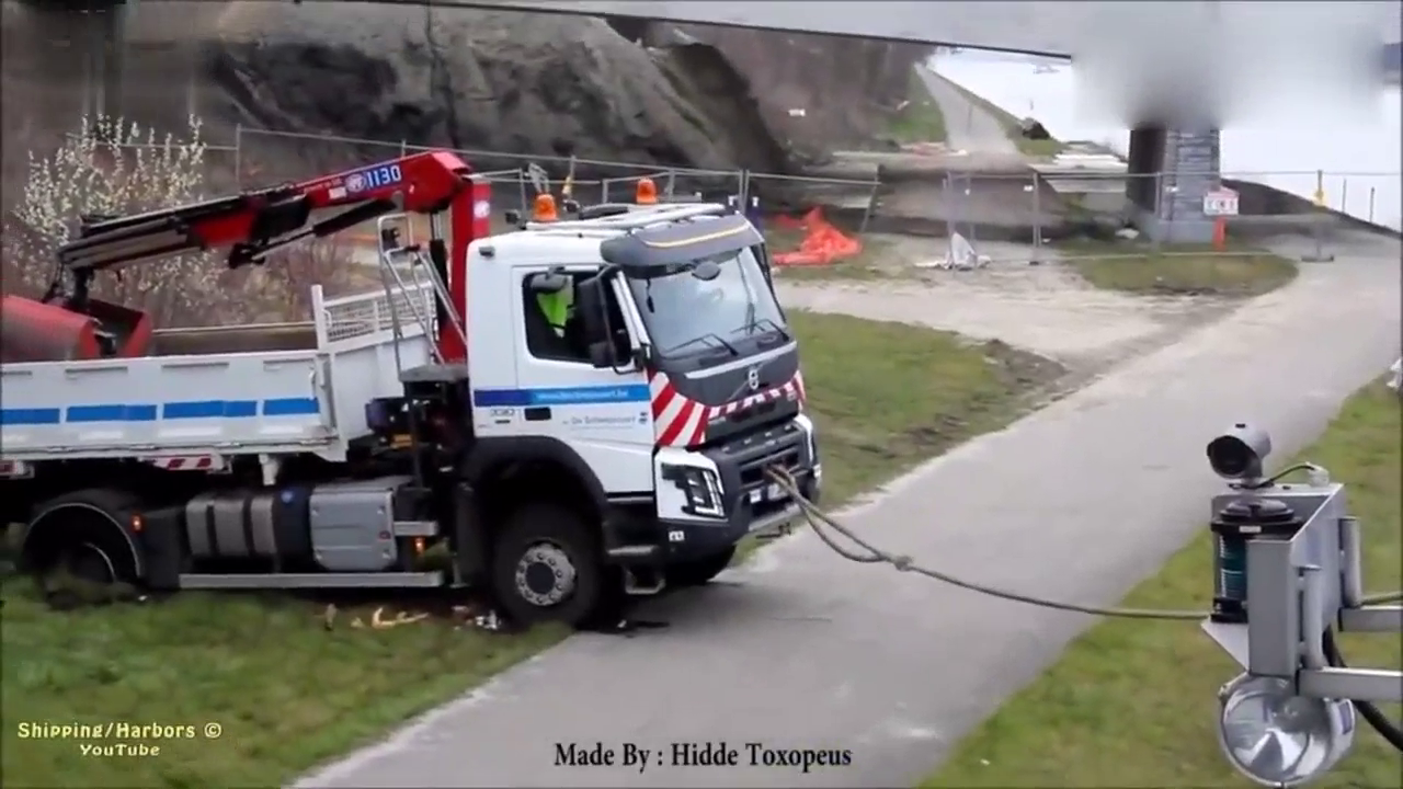 见过卡车陷车用轮船拖出来的吗？