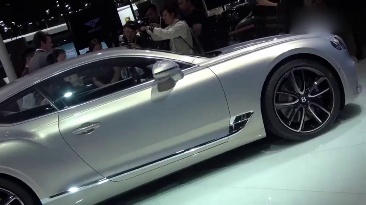 车展工作人员聊全新宾利欧陆GT，宾利标志就是那么的吸引人！