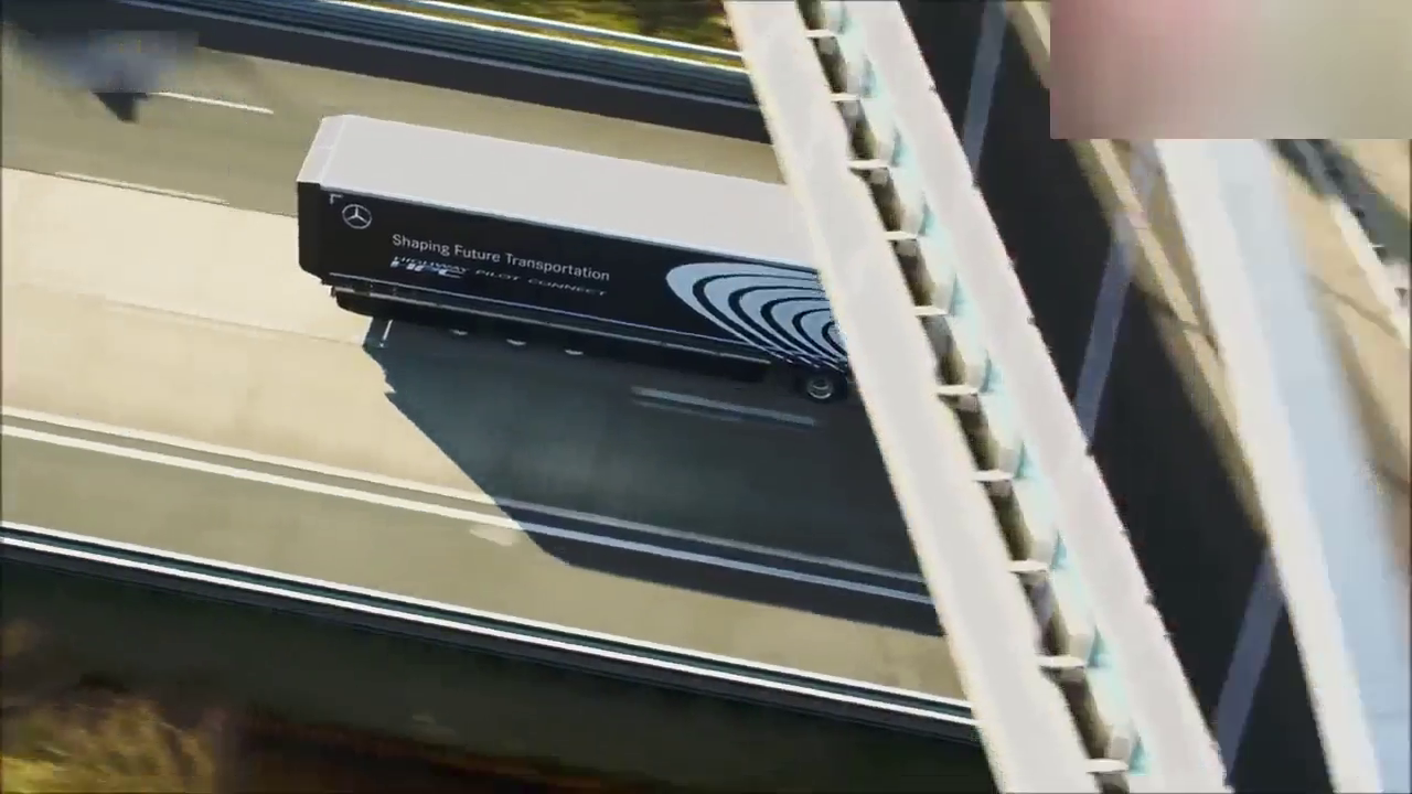 300万的奔驰重型卡车，走进驾驶室才知道有多享受