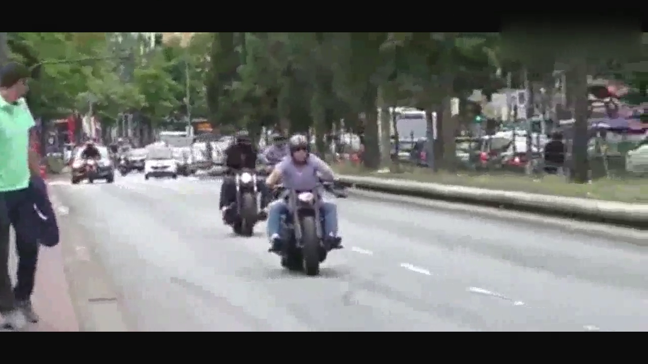 一队哈雷机车外出炸街，尽情轰油门，比跑车还霸气！