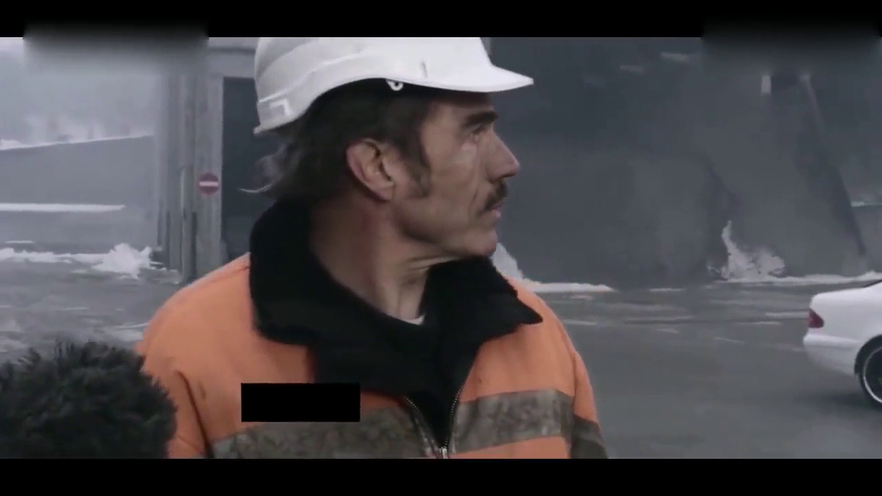 小轿车与大卡车抗衡终成废铁，全程车灯成主角