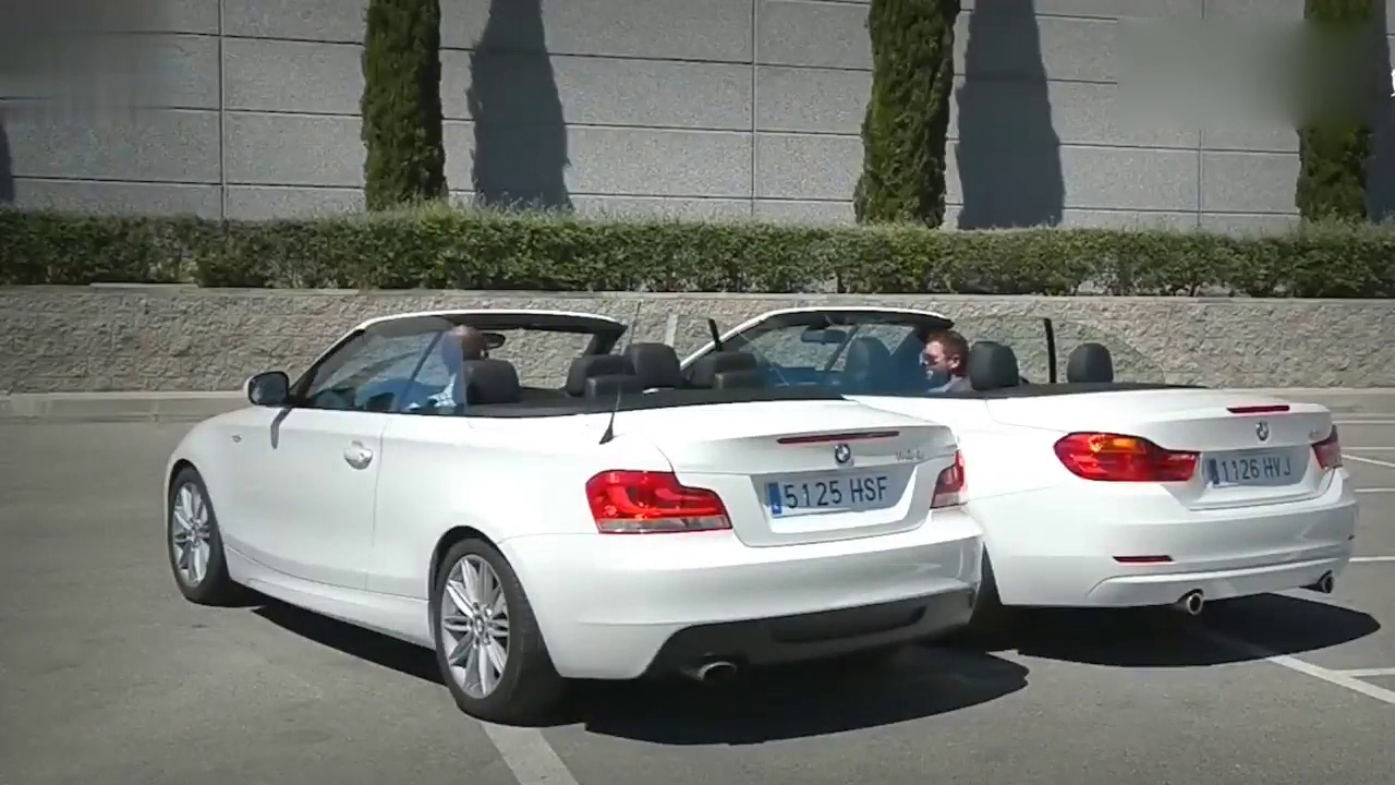 两辆宝马跑车同时按下变形键，三秒后太厉害了