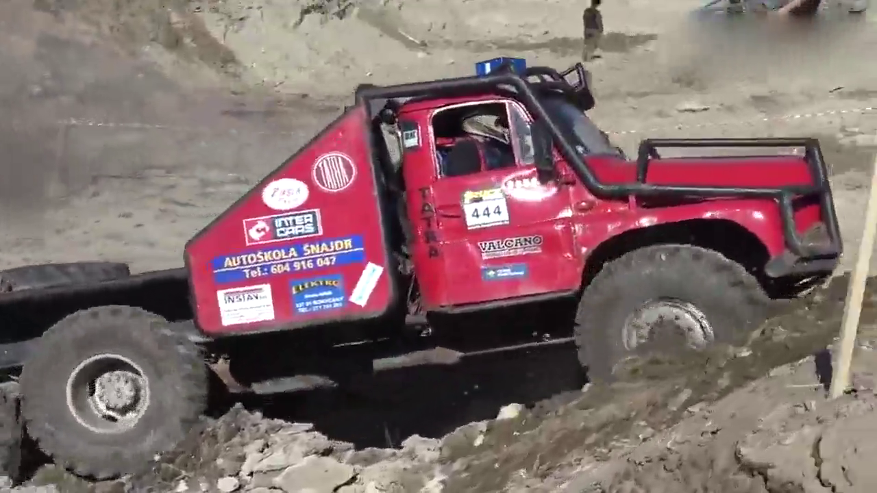 开着卡车玩越野，老司机也有尴尬的时候！