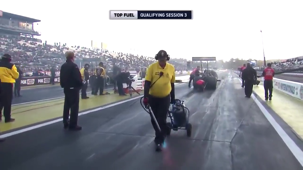 两个女汉子火拼，陆地上跑的最快的改装车