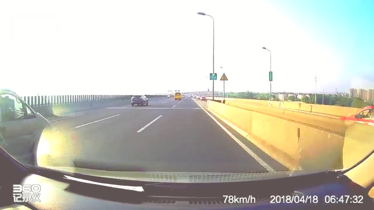 出租车突然变道，吓得我减速行驶